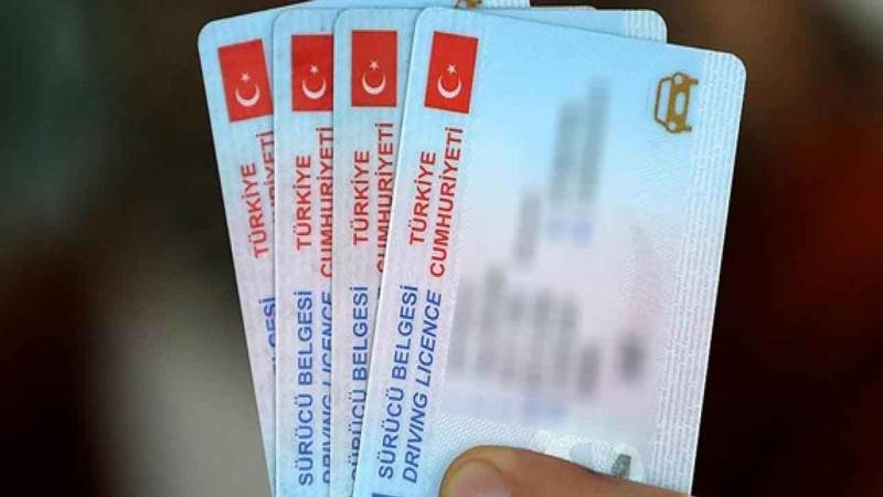 Kavga ettiği amcasını sokak ortasında tabancayla vurdu