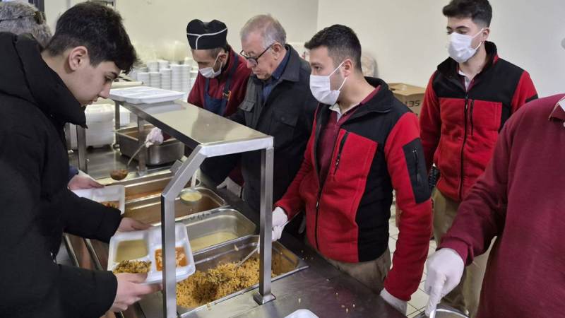 Kavga ettiği amcasını sokak ortasında tabancayla vurdu